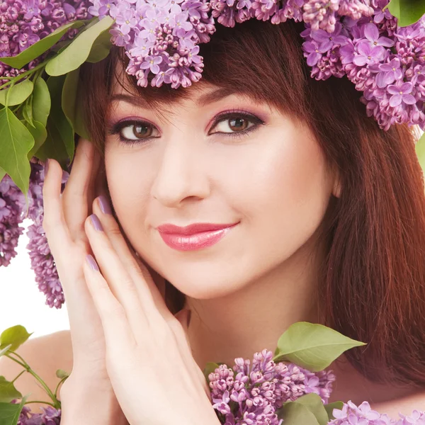 Mujer joven con flores lila —  Fotos de Stock