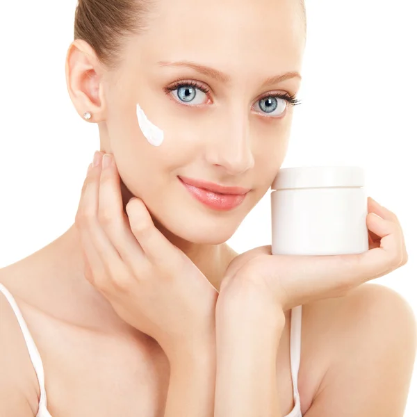 Mujer linda aplicando crema a su cara — Foto de Stock