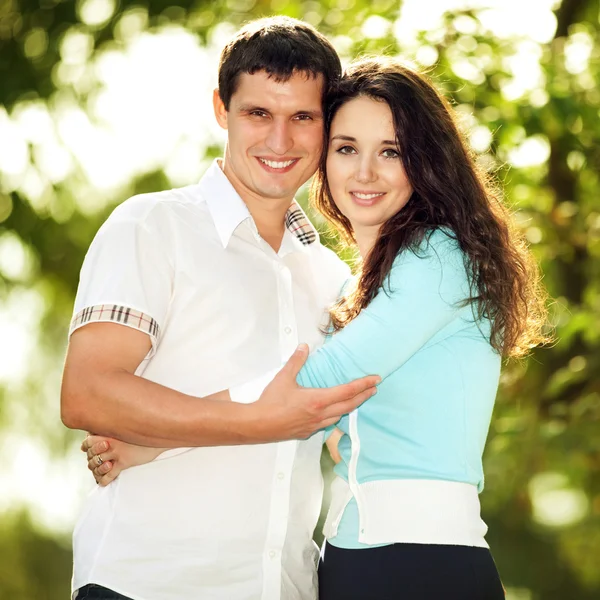 Joven pareja feliz en el parque — Foto de Stock