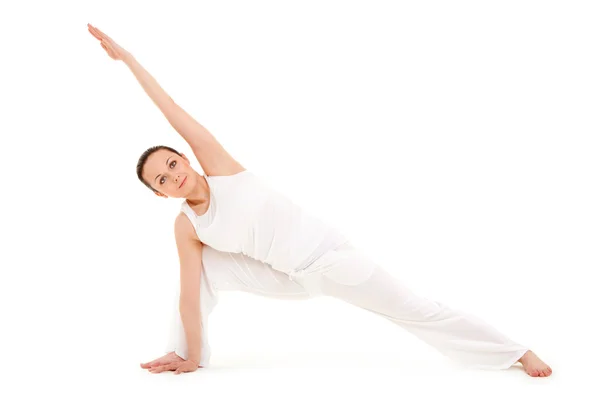 Mujer joven haciendo ejercicio de yoga — Foto de Stock