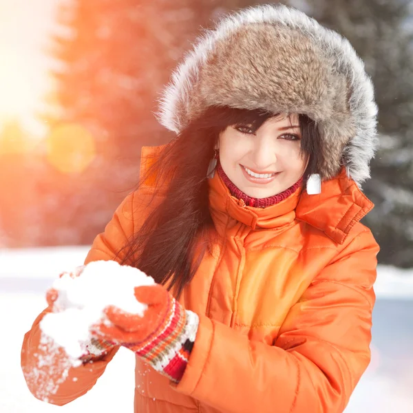 Ragazza felice che gioca con la neve nel paesaggio invernale — Foto Stock