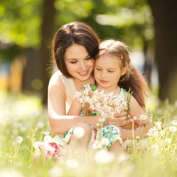 Mor och dotter i parken — Stockfoto