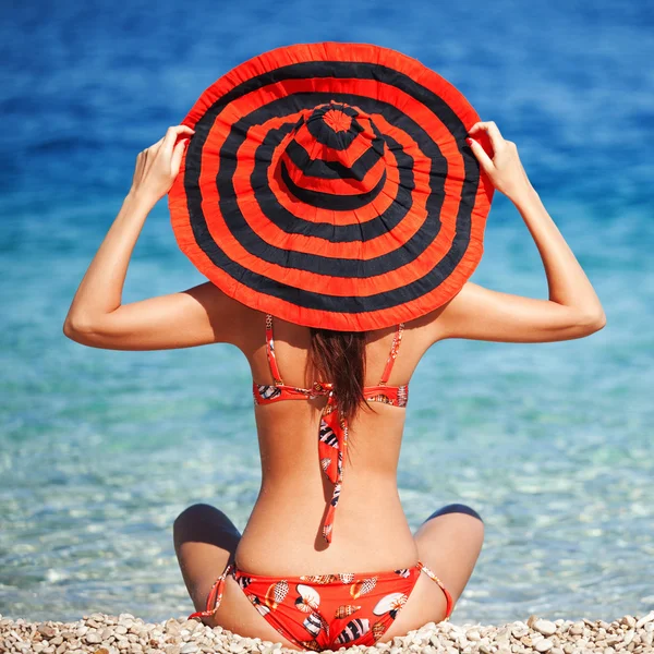 Móda pro mladé ženy odpočinku na pláži — Stock fotografie