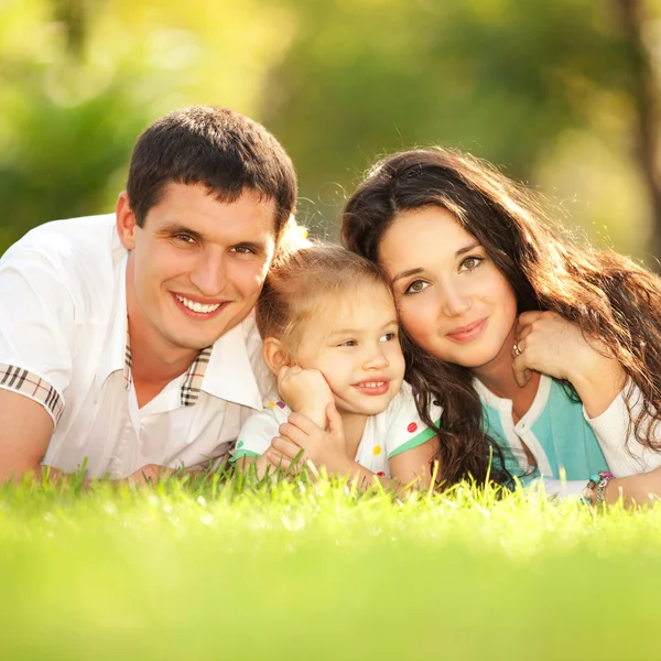 Šťastná matka, otec a dcera v parku — Stock fotografie
