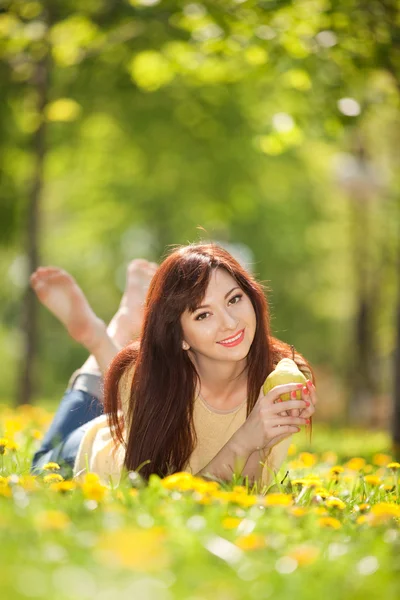 Glückliche Frau mit Birne im Park — Stockfoto