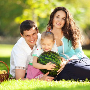mutlu bir aile yeşil bahçe piknik