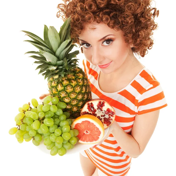 Femme amusante avec des fruits juteux sur le fond blanc — Photo