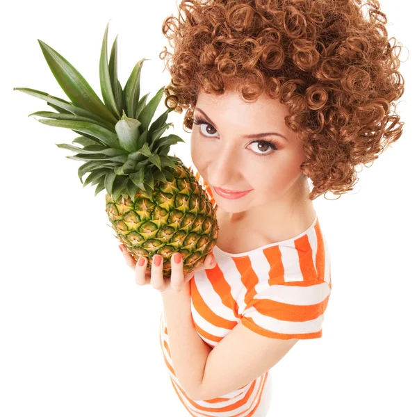 Divertente donna con ananas sullo sfondo bianco — Foto Stock