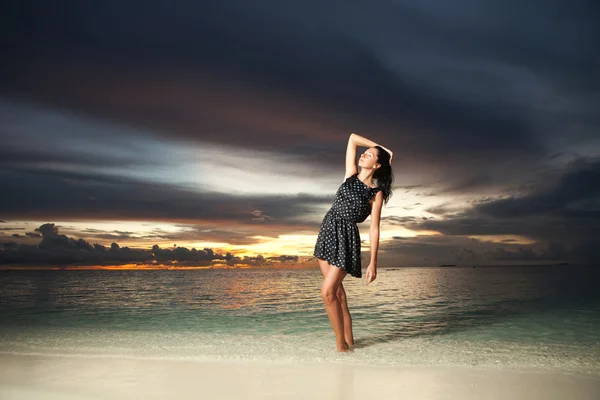 Fashion woman on the sea sunset background — Stock Photo, Image