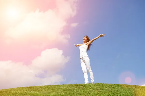 mutlu genç kadın hayalleri rüzgarları üzerinde uçmak için