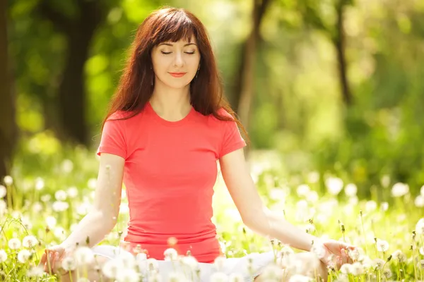 Hübsche Frauen meditieren im Park — Stockfoto