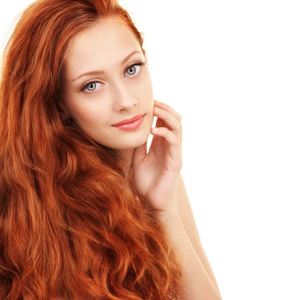 Portrait d'une jeune femme aux beaux cheveux — Photo