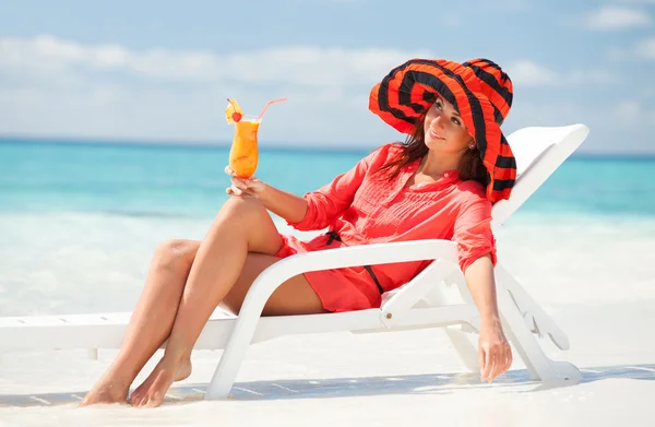 Mode vrouw cocktail drinken op het strand — Stockfoto