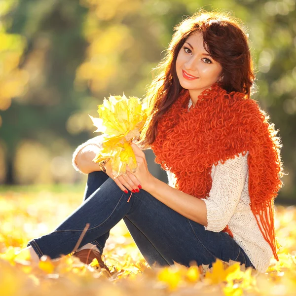 Jonge mooie vrouw ontspannen in de herfst park — Stockfoto