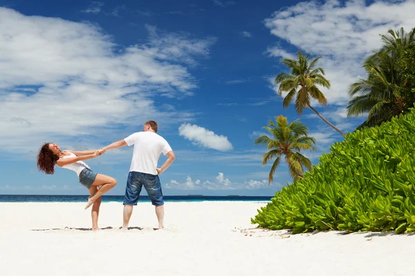 幸福的夫妻在热带的海滩上 — 图库照片