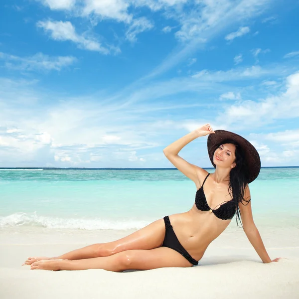 Happy fashion woman on the beach — Stock Photo, Image
