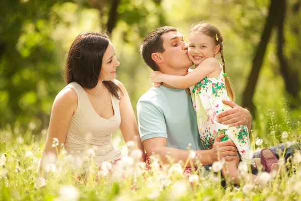 Mutlu anne, baba ve kız parkta