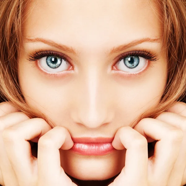 Retrato de una mujer joven con cabello hermoso y ojos azules —  Fotos de Stock