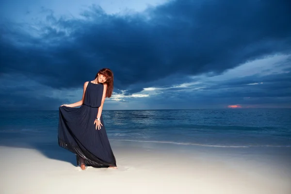 바다 일몰 배경에 패션 여자 — 스톡 사진
