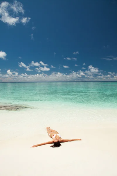 Niedliche Frau entspannt sich am tropischen Strand — Stockfoto