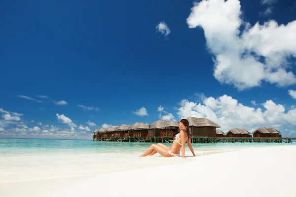 Søt kvinne som slapper av på den tropiske stranden. – stockfoto