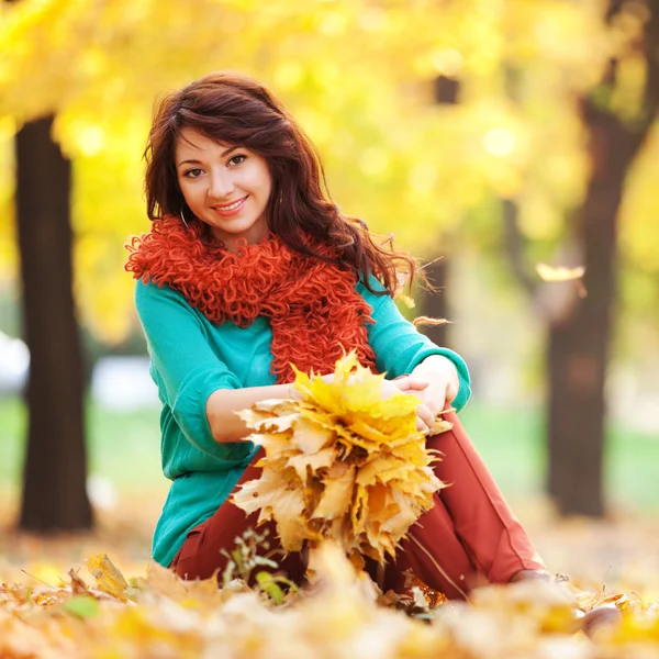 Giovane bella donna rilassante nel parco autunnale — Foto Stock