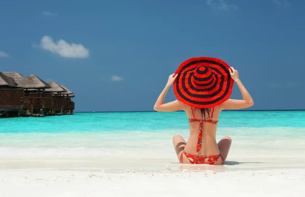 Giovane donna di moda rilassarsi sulla spiaggia — Foto Stock