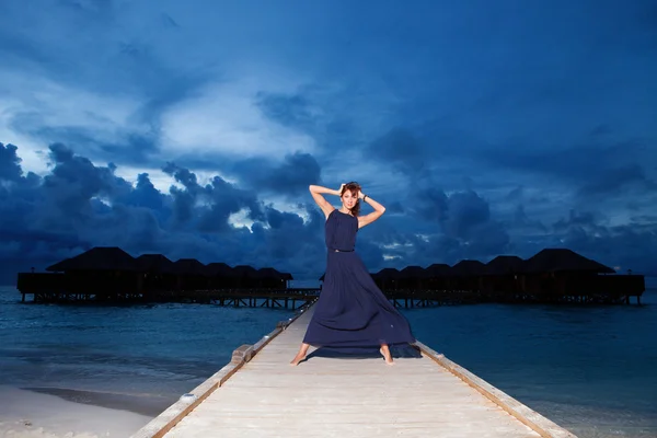 Femme de mode sur le fond de coucher de soleil de mer — Photo