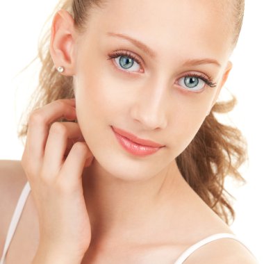 ortrait beyaz zemin üzerine genç güzel kadın