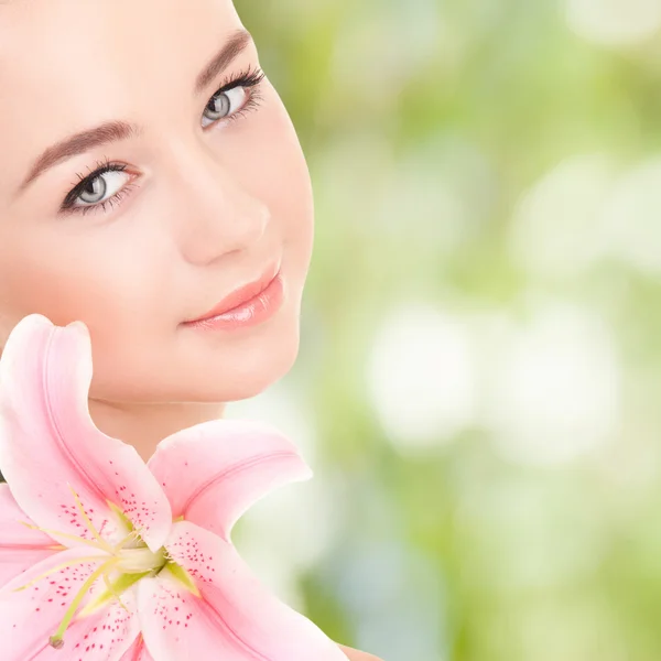 Leuke vrouw met bloem — Stockfoto