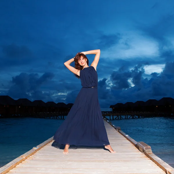 Mujer de moda en el fondo del atardecer del mar — Foto de Stock