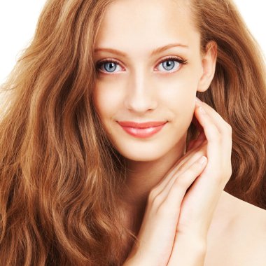 Güzel saçlı genç bir kadının portresi.