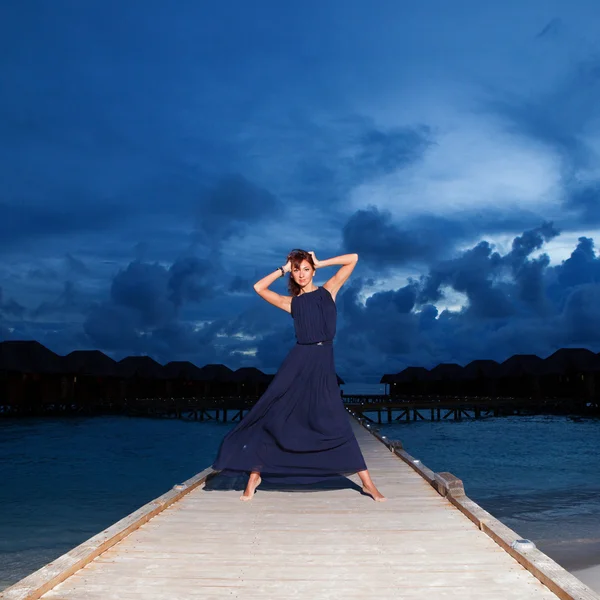 Fashion woman on the sea sunset background — Stock Photo, Image