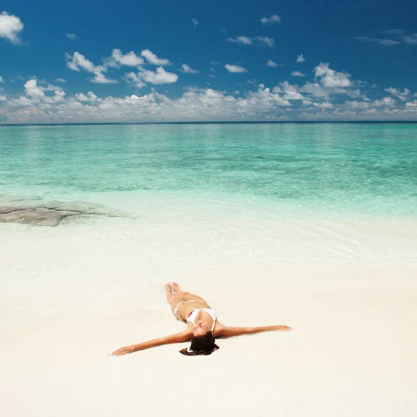 Linda mujer relajándose en la playa tropical — Foto de Stock