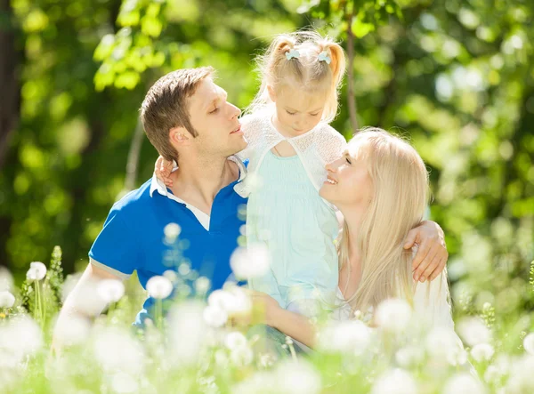 Счастливая мать, отец и дочь в парке — стоковое фото