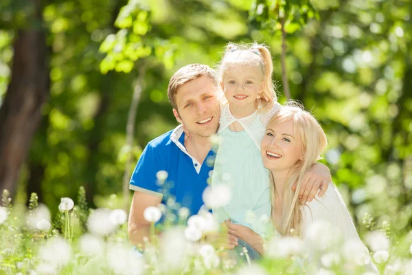 Gelukkige moeder, vader en dochter in het park — Stockfoto