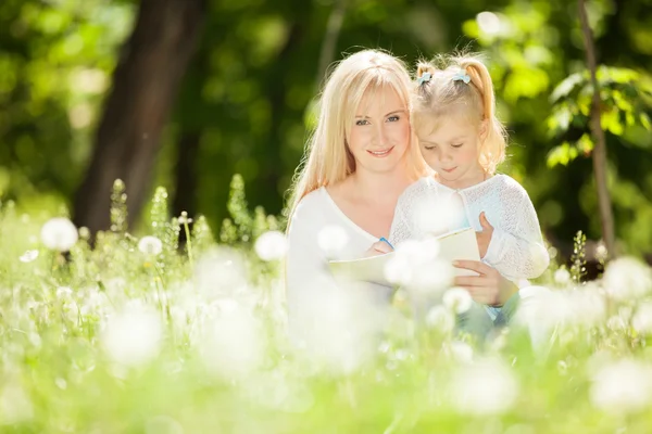 Mor och dotter i parken — Stockfoto