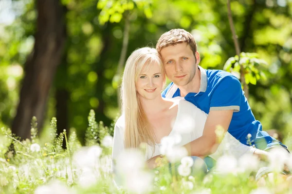 Unga lyckliga par i parken — Stockfoto