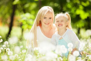 Parktaki mutlu anne ve kız