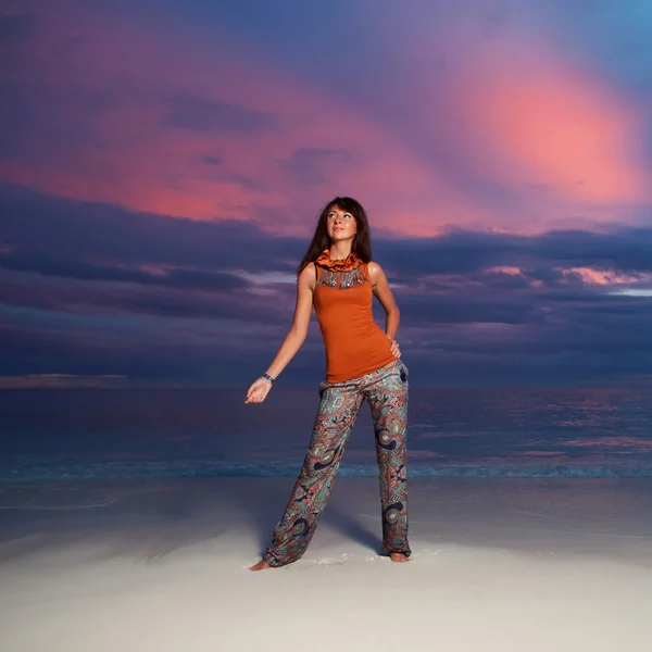 Mujer de moda en el fondo del atardecer del mar — Foto de Stock