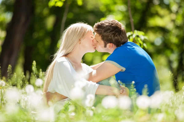 Glückliches Paar küsst sich im Park — Stockfoto