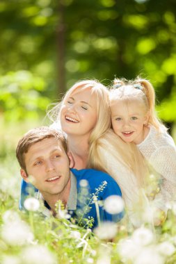 Mutlu anne, baba ve kız parkta