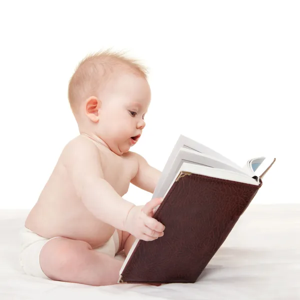 Bebê bonito com livro sobre o fundo branco — Fotografia de Stock