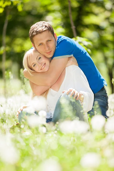 Joven pareja feliz en el parque — Foto de Stock