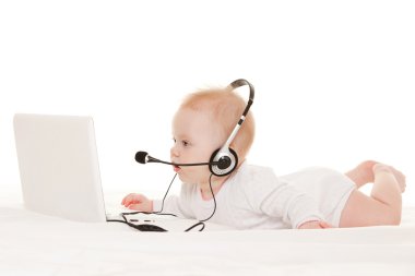 Şirin Bebek-operatör ile laptop beyaz yatakta