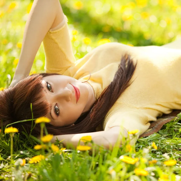 Roztomilá žena odpočinek v parku — Stock fotografie