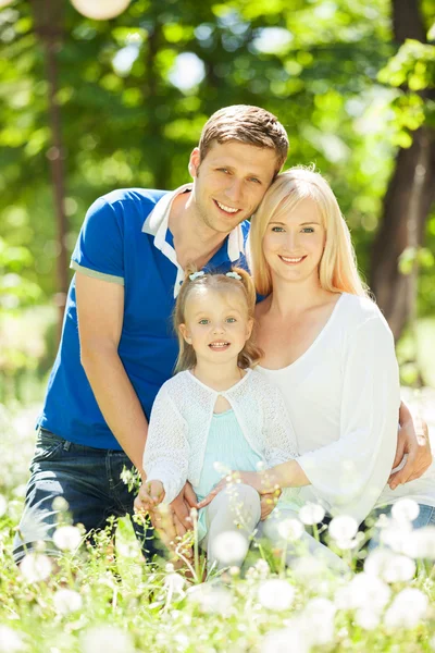 Gelukkige moeder, vader en dochter in het park — Stockfoto