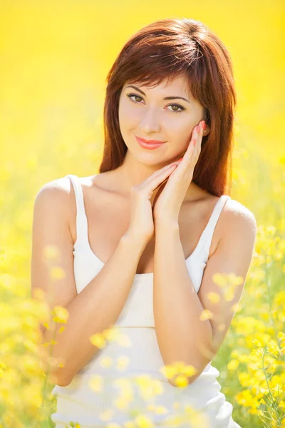 Mulher bonito no campo amarelo — Fotografia de Stock