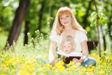 Parktaki mutlu anne ve kız