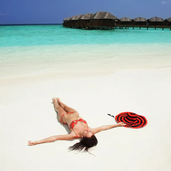 Leuke vrouw ontspannen op het tropisch strand — Stockfoto